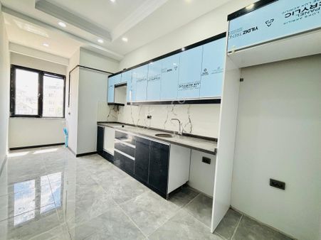 Güven'den Tepe Yolu Üstünde Cadde Yanı Ara Kat 2+1 Daire