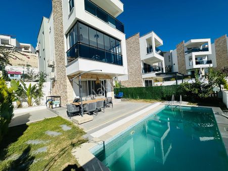 Bodrum'a Sadece 30 Dk Uzaklıkta Güllük Satılık Tripleks Villa