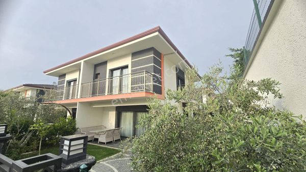 Kuşadası Davutlarda Havuzlu Sitede 3+1 Geniş Bahçeli Villa