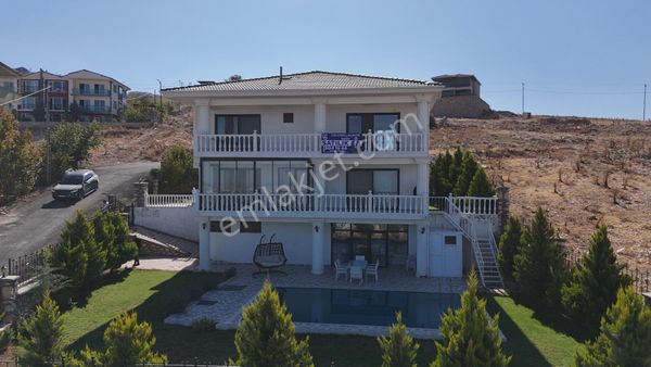 Coldwell Banker'den Tecde De Satılık Premium Havuzlu Villa