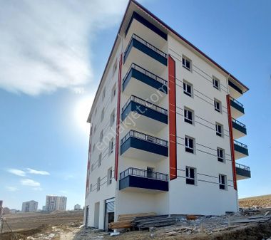 Tuzlugöl'de Plevne Caddesinde Aydınlık Ve Ferah 3+1