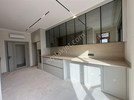 V.aydoğmuşta Tramvay Cadde Dibi Katta Tek Han Gibi 4+1 Daire