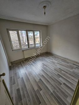 Sivas Yıldız Gayrimenkul'den Mehmetpaşa Mahallesin'de 3+1 Giriş Kat Satılık Daire !!