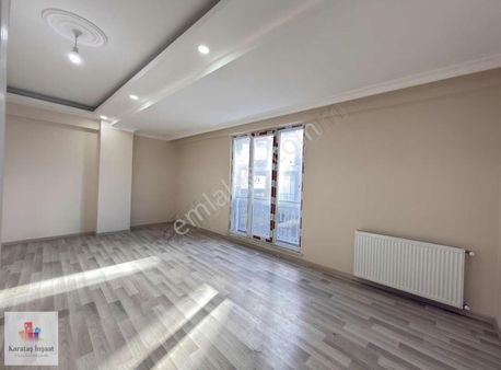 Karataş'tan Yeni Pazar Sokağında Merkezi Yerde 2+1 90 M² Ara Kat
