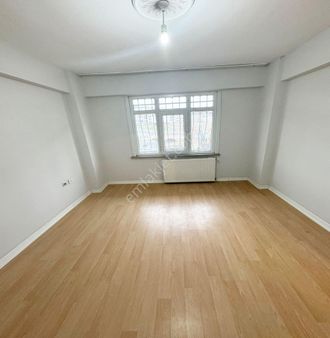 Cadde Üzeri Merkezi Konumda Ulaşıma Yakın Geniş Satılık Daire