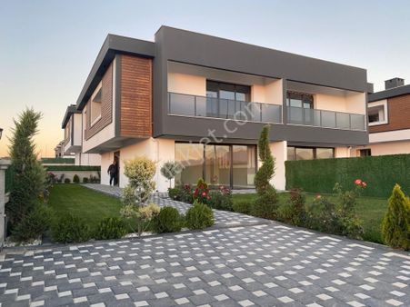 İldem Karşısı 4+1 Meskenli Hemen Oturulur Lüks Villa