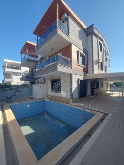 Efelerde Müstakil Havuzlu Eşyalı Satılık 4+1 Tripleks Villa