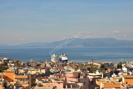 Kuşadası Merkezine Yakın Havuzlu Güvenlikli Sitede Deniz Manzaralı Dubleks Daire