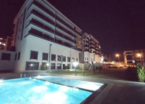 Kuşadası'nda Havuzlu Güvenlikli Sitede Doğalgazlı 2+1 Daire