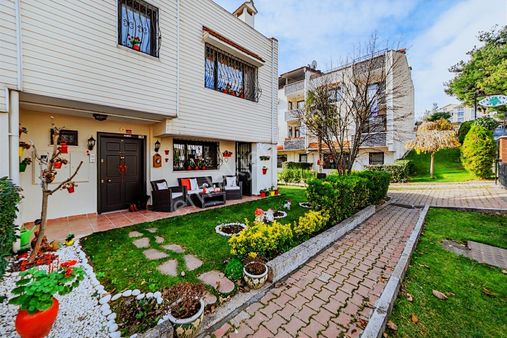 Cb Blackçamlıca Mah. Satılık 5+1 250 M2 Net Köşe Konumda Villa