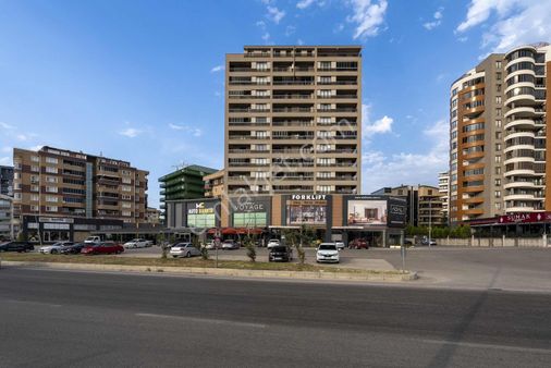 Cb Black'tan 23 Nisan Cadde Üzeri Emsalsiz Dükkan