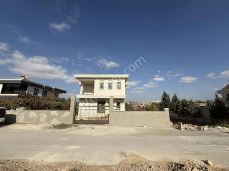 Ayalp'ten Beştepe Mah. Ultralüx Satılık 3 Katlı 4+1 Villa