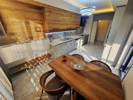 Harika Lokasyon'da Cadde Ve Park Cepheli Susuz'un Gözbebeği 4+1