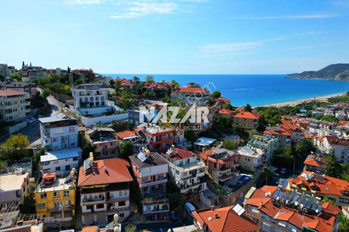 Alanya Merkez Çarşı’da Satılık Manzaralı 3 Katlı Bina