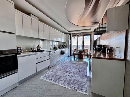 Kalecik Emlak'tan Giyinme Odalı K.otopark Teras Balkonlu Asansörlü Sitede 4+1