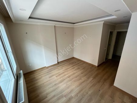 Bahçelievler Dr.refik Saydam Ortaokulu Yakını 3 Yıllık Binada Site İçinde 3+1 115 M2 Bahçe Katı