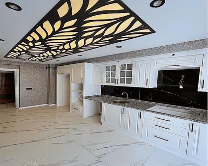 Batı Yapıdan Yeni Bina Cadde Üzeri Geniş Aileler İçin 2+1 Arakat