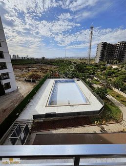 Aziz Emlak'tan Çeşmeli'de Satılık 2 + 1 Eşyalı Geniş Daire