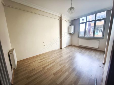 Eyüp Nişancı Tramvaya 5 Dk , 2+1 , 90m2 , Kombili , Düz Giriş Daire ( Aileye )