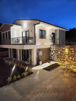 Yalova Yeni Mahallede Müstakil Otoparklı Bahçeli 4+1 Villa