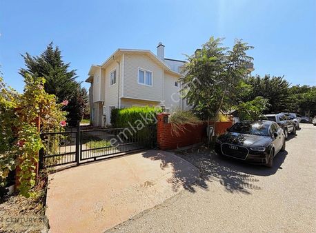 İncek Tek Yapı'da Geniş Bahçeli Villa