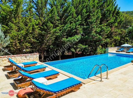 Kaş'ta Doğanın Kalbinde Havuzlu Müstakil Villa