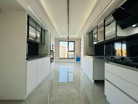 Nam-ak Emlak'tan Kapalı Oto. Giyinme Odalı Sıfır 5.kat 4+1 Site Dairesi