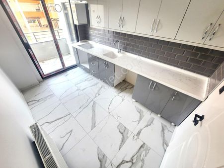 Burhaniye Bahçelievler Tam Merkezi Lokasyonda Sıfır Ara Kat Ön Cephe Ayrı Mutfak 2+1 Satılık Dairele