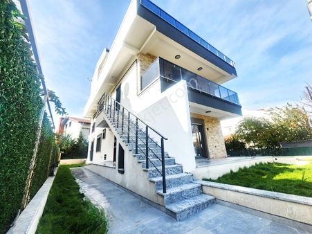 Burhaniye Ören'de Aygülden Sıfır Bahçe Kullanımlı Denize Yakın Ön Cephe Doğalgazlı 1+1 Satılık Daire