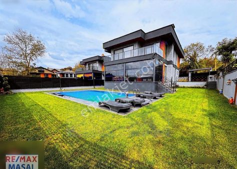 Şile Çavuş'ta 7+1 Havuzlu Tripleks Lüks Villa