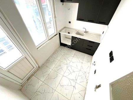 👉aygülden Akçay Merkez'de Ara Kat Ayrı Mutfak Masrafsız Denize Yürüme Mesafesinde 2+1 Satılık Daire