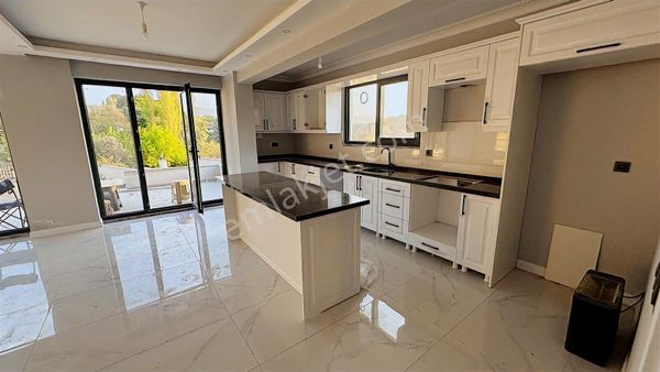 Yalova Merkez Kirazlıda Satılık 5+2 Lüks Villa