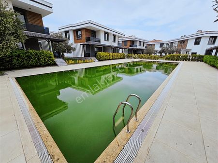 Eu Gayrimenkulden Balıkesir Edremit Gürede Havuzlu Sitede Denize Yakın 3+1 Villa