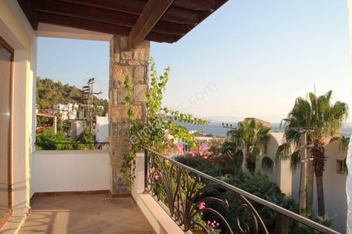 Bodrum Kumbahçe'de Havuzlu Site İçi Satılık Deniz Manzaralı Daire