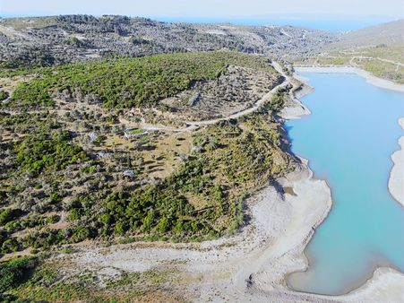 Karaburun Eğlenhoca Köyünde Baraj Manzaralı Fırsat Arazi