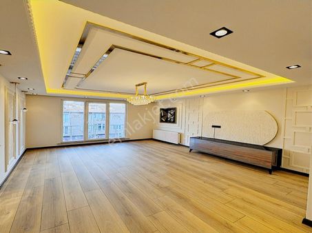 Cumhuriyet Meydanın'da Otoparklı Balkonlu 3+1 Satılık Daire