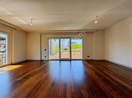 Turyap'tan Caddebostan Sahilde Deniz Manzaralı 120m2 Lüks 4+1