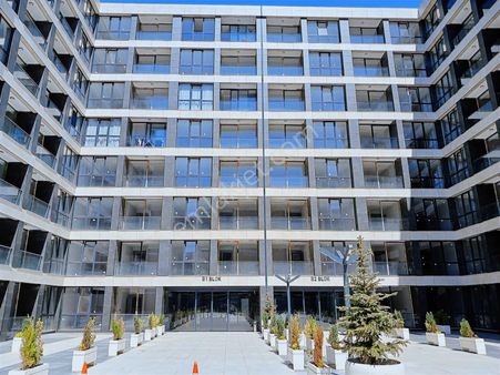 Remax Elmadan Merkezi Konumda İpektaş Cadde Sitesinde 1+1