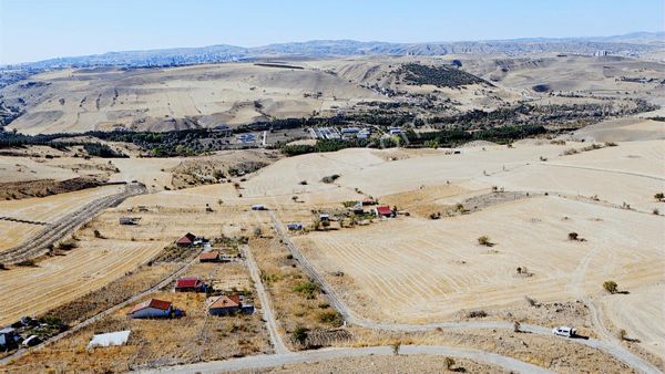 Gicik De Emsallarin Altında Yol Kenarı Manzaralı 2.600 Metre