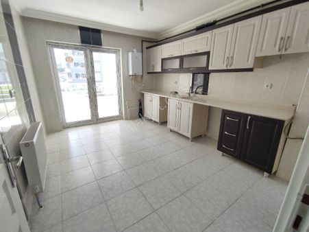 Feridunçelikte Kiralık 3+1 1048 Cadde Üzerinde Asansörlü