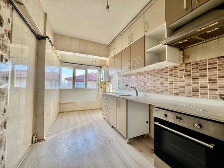 İmir Emlak'tan Bu Fiyat Kaçmaz Merkezde Katta G.cephe 3+1 Daire