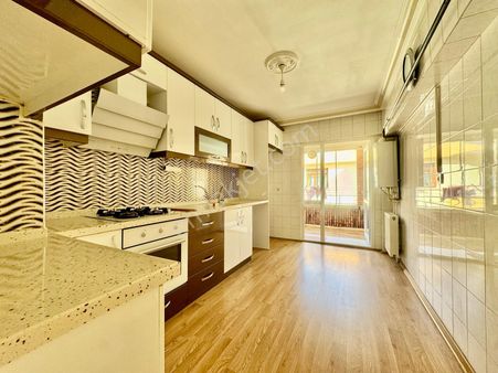 İmir Emlak'tan Hicret Cami Yakını Katta Güney 3+1 Yapılı Daire