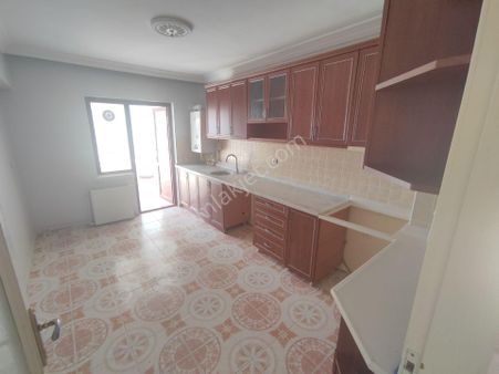 Karapürçekte 3+1 Kiralık Site İçerisinde Ön Cephe Salı Pazarı Yakını Daire