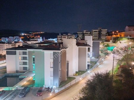 Kuşadasında Eşyalı Doğalgaz Kombili Yeni Daire Satılıktır