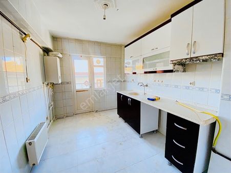 Valentia'dan Hocalı Caddesi Yanı Katta Kiralık 3+1 Daire !!!