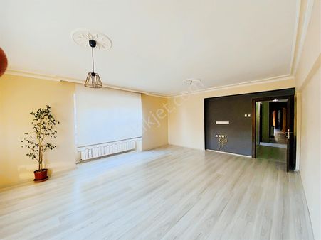 Valentia'dan İncirlide Cadde Yakını Katta 3+1 Satılık Daire !!!