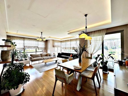 Valentia'dan Kıraner Park Sitesinde Geniş 4+1 Satılık Daire !!!