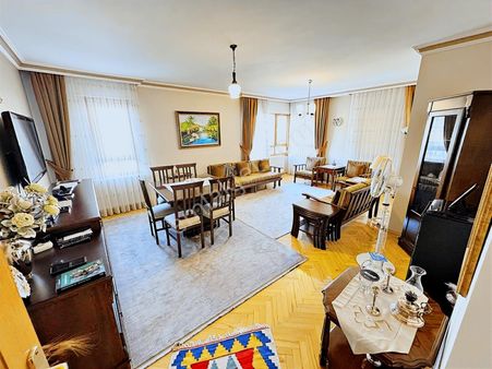 Valentia'dan Dikmen'de Cadde Üzeri Ara Katta Satılık 3+1 Daire