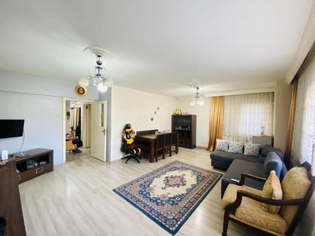 Valentia'dan Sokullu Cadde Üzeri Satılık Geniş Bağımsız Daire !!