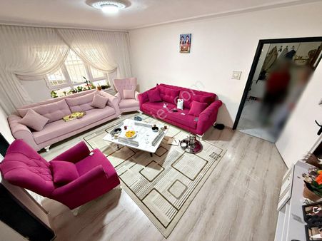 Valentia'dan Hocalı Caddesi Yakını Balkonlu Satılık 3+1 Daire !!